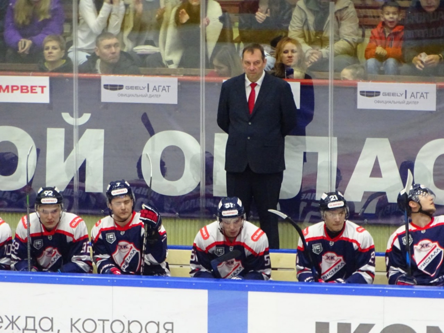 Хоккеисты «Кристалла» при аншлаге уступил в домашнем матче