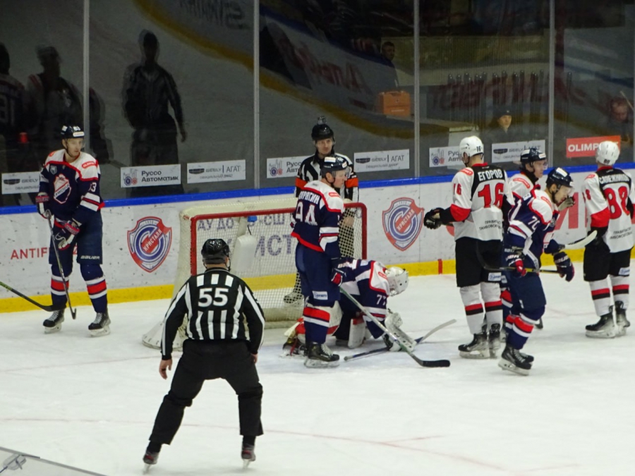 Хоккеисты «Кристалла» при аншлаге уступил в домашнем матче