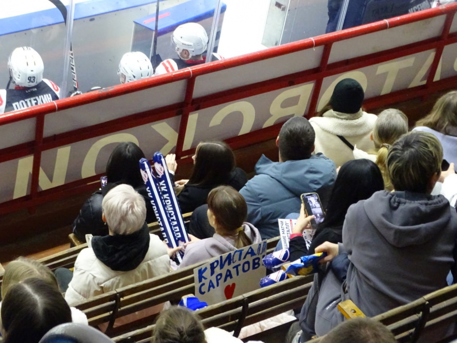 Хоккеисты «Кристалла» при аншлаге уступил в домашнем матче