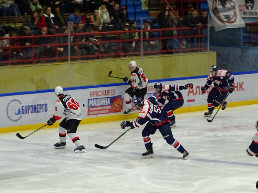 Хоккеисты «Кристалла» при аншлаге уступил в домашнем матче
