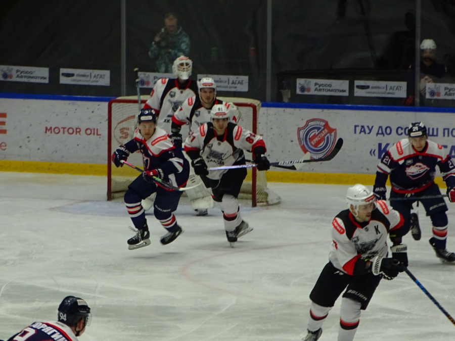 Хоккеисты «Кристалла» при аншлаге уступил в домашнем матче