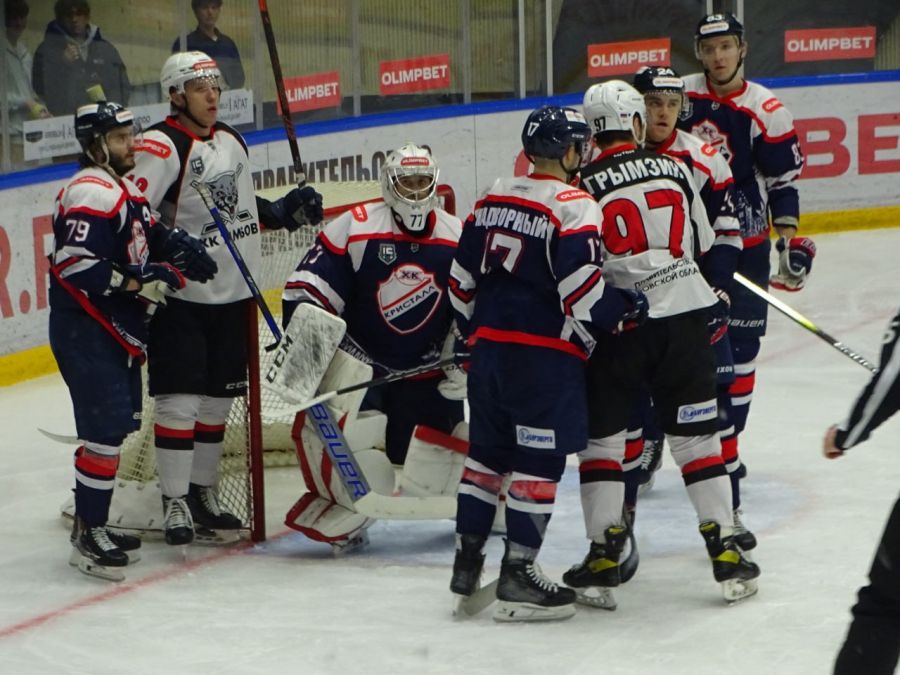 Хоккеисты «Кристалла» при аншлаге уступил в домашнем матче