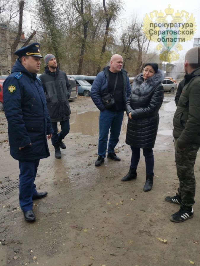 В Заводском районе жители остались без тепла из-за падения трубы на машины