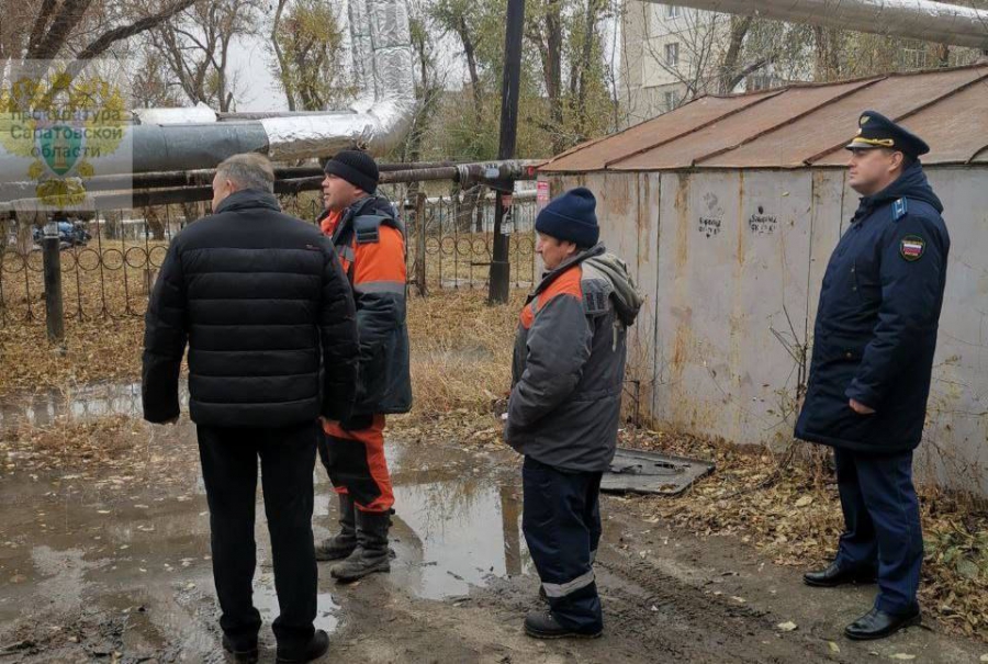 В Заводском районе жители остались без тепла из-за падения трубы на машины