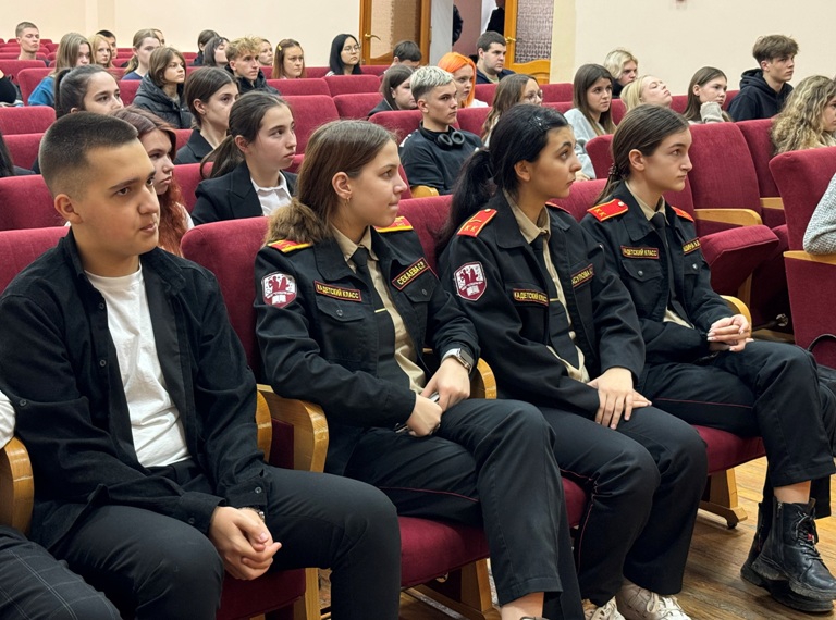 В Саратове полицейские разрешили детям погладить Зевса и посидеть в машине ДПС