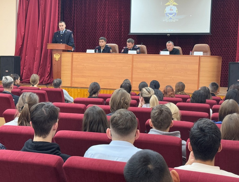 В Саратове полицейские разрешили детям погладить Зевса и посидеть в машине ДПС