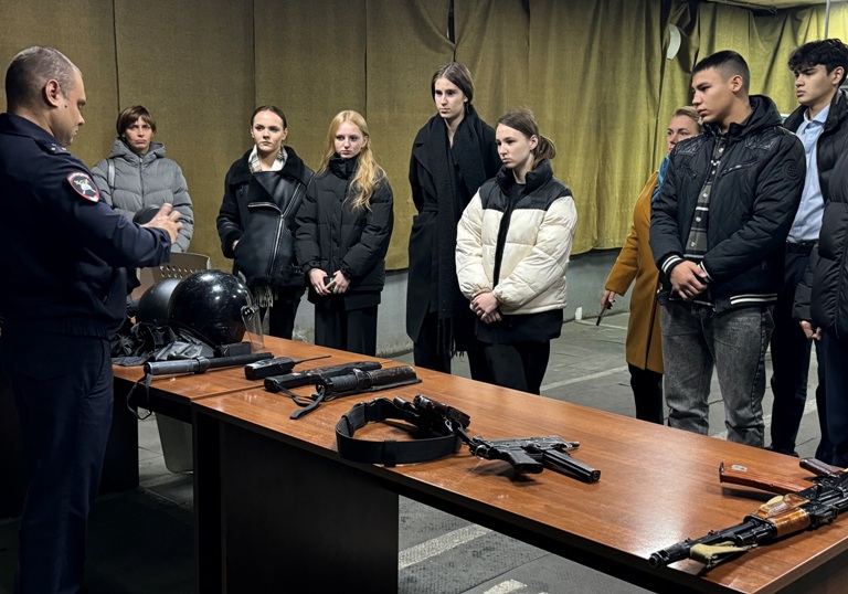 В Саратове полицейские разрешили детям погладить Зевса и посидеть в машине ДПС