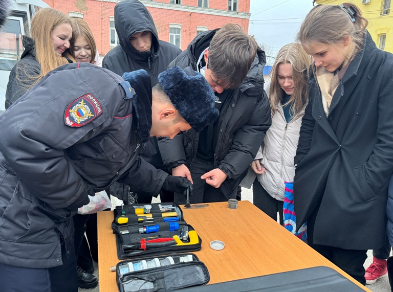 В Саратове полицейские разрешили детям погладить Зевса и посидеть в машине ДПС
