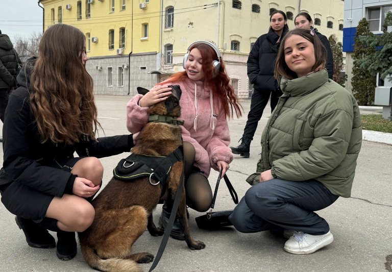 В Саратове полицейские разрешили детям погладить Зевса и посидеть в машине ДПС