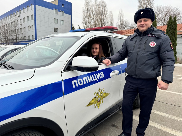 В Саратове полицейские разрешили детям погладить Зевса и посидеть в машине ДПС