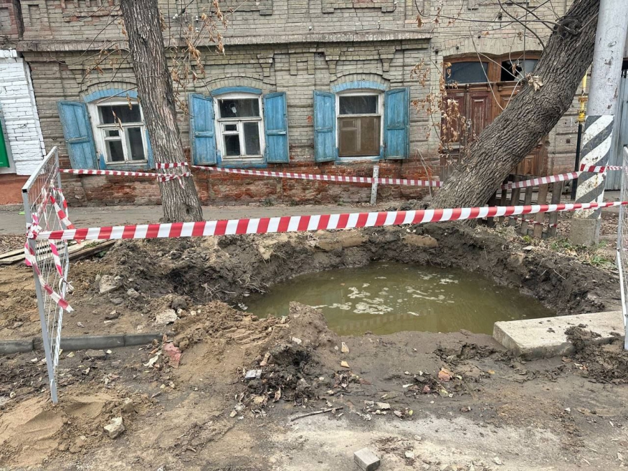 В Саратове прокуратура внесла представления ресурсникам из-за ям без ограждений