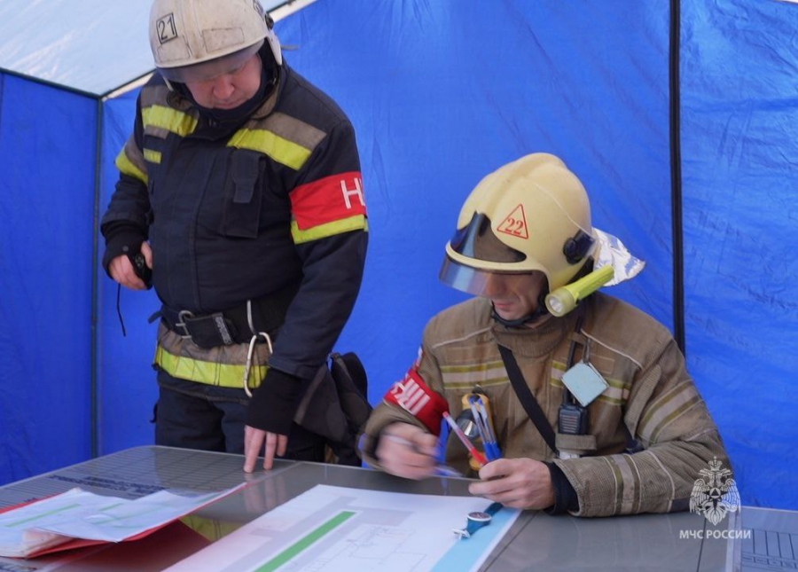 В Балакове пожарные спасли троих «пострадавших» из ТЮЗа