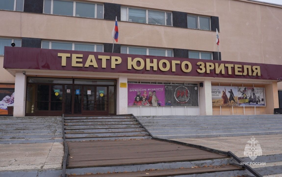 В Балакове пожарные спасли троих «пострадавших» из ТЮЗа