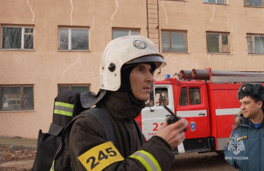 В Балакове пожарные спасли троих «пострадавших» из ТЮЗа