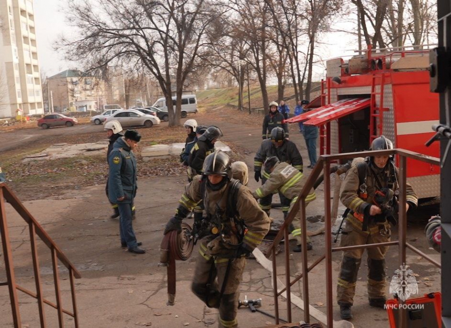 В Балакове пожарные спасли троих «пострадавших» из ТЮЗа