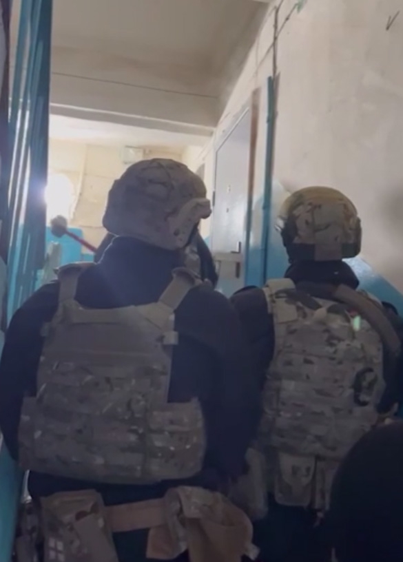 В Марксе водитель «Лэнд Крузера» на дороге застрелил мужчину и ранил его друга