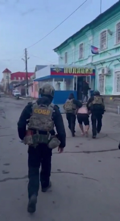 В Марксе водитель «Лэнд Крузера» на дороге застрелил мужчину и ранил его друга