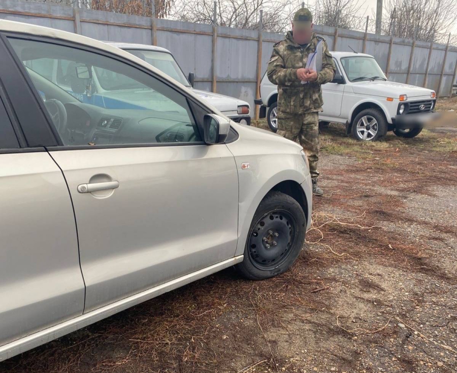 Приставы передали на СВО две конфискованные машины из Вольского района