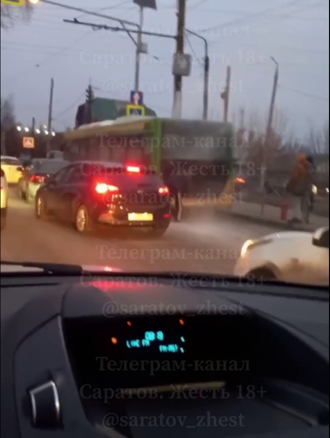 На Аткарской напротив школы задымился автобус №19А