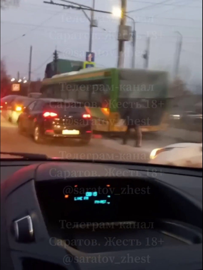 На Аткарской напротив школы задымился автобус №19А