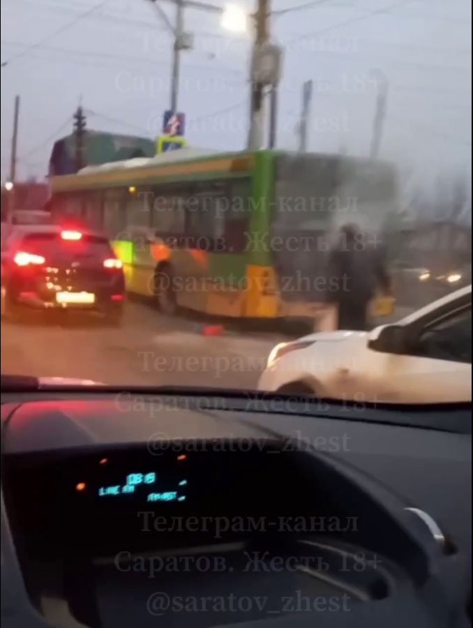 На Аткарской напротив школы задымился автобус №19А