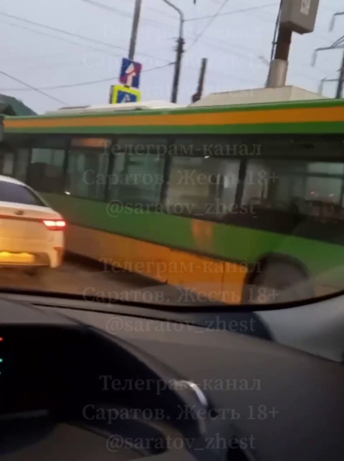 На Аткарской напротив школы задымился автобус №19А