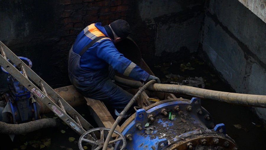 На Рахова приступили к санации следующего участка водопровода