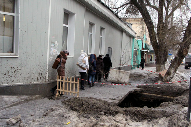 Тротуар у Саратовской облдумы покрыт ледяным накатом