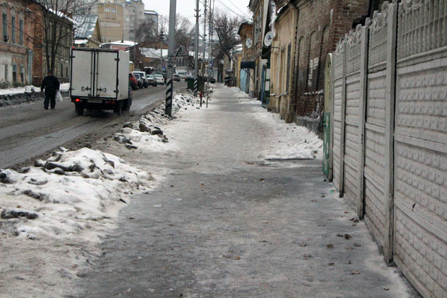 Тротуар у Саратовской облдумы покрыт ледяным накатом