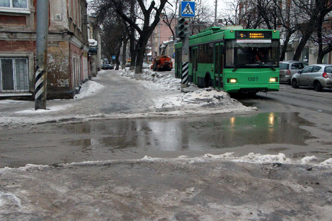Тротуар у Саратовской облдумы покрыт ледяным накатом