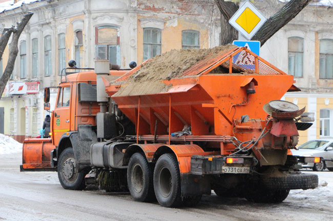 Тротуар у Саратовской облдумы покрыт ледяным накатом