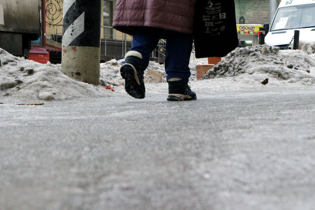Тротуар у Саратовской облдумы покрыт ледяным накатом