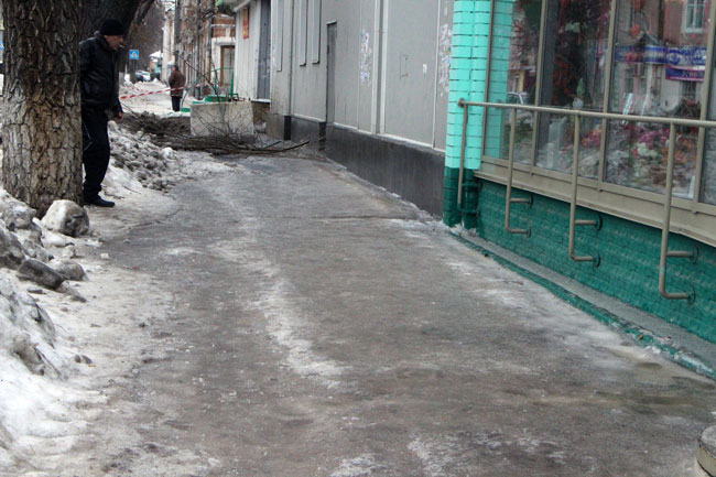 Тротуар у Саратовской облдумы покрыт ледяным накатом