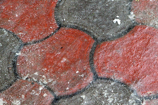 Тротуар у Саратовской облдумы покрыт ледяным накатом