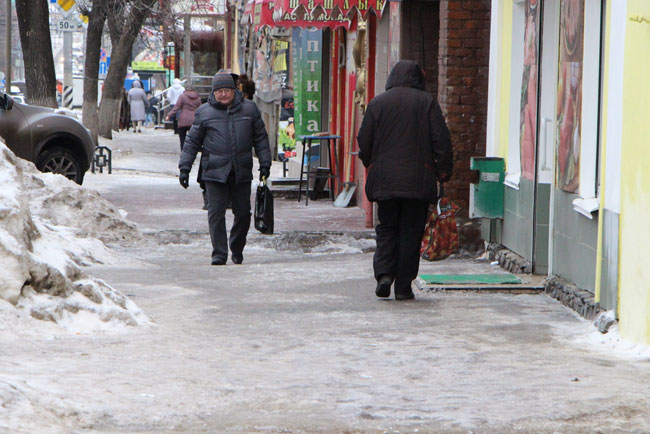 Тротуар у Саратовской облдумы покрыт ледяным накатом