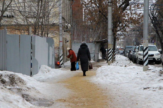 Тротуар у Саратовской облдумы покрыт ледяным накатом