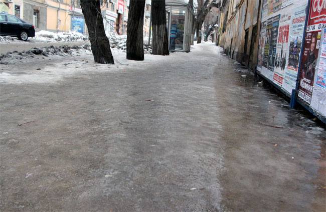 Тротуар у Саратовской облдумы покрыт ледяным накатом