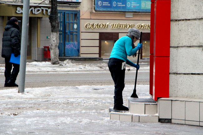 Тротуар у Саратовской облдумы покрыт ледяным накатом