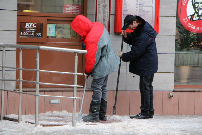 Тротуар у Саратовской облдумы покрыт ледяным накатом