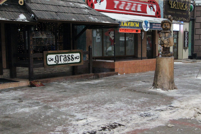 Тротуар у Саратовской облдумы покрыт ледяным накатом