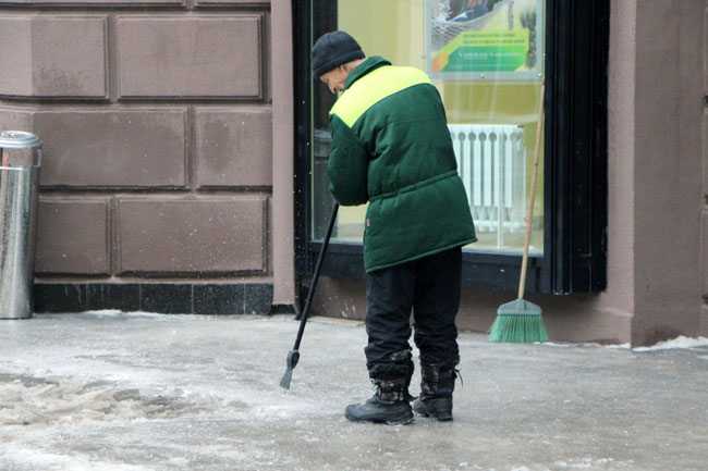 Тротуар у Саратовской облдумы покрыт ледяным накатом