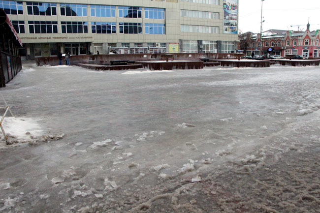 Тротуар у Саратовской облдумы покрыт ледяным накатом