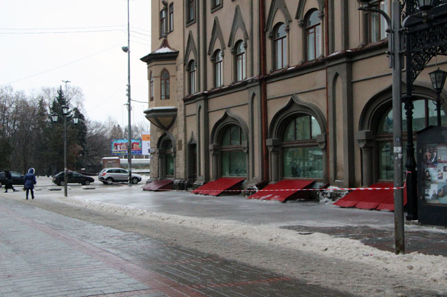 Тротуар у Саратовской облдумы покрыт ледяным накатом