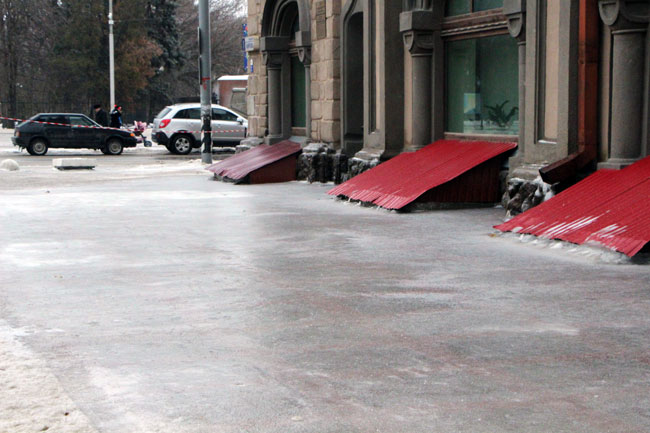 Тротуар у Саратовской облдумы покрыт ледяным накатом