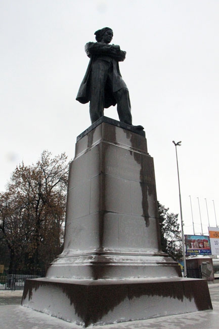 Тротуар у Саратовской облдумы покрыт ледяным накатом