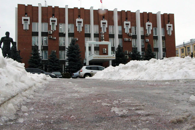 Тротуар у Саратовской облдумы покрыт ледяным накатом