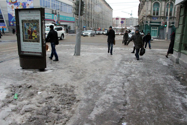 Тротуар у Саратовской облдумы покрыт ледяным накатом