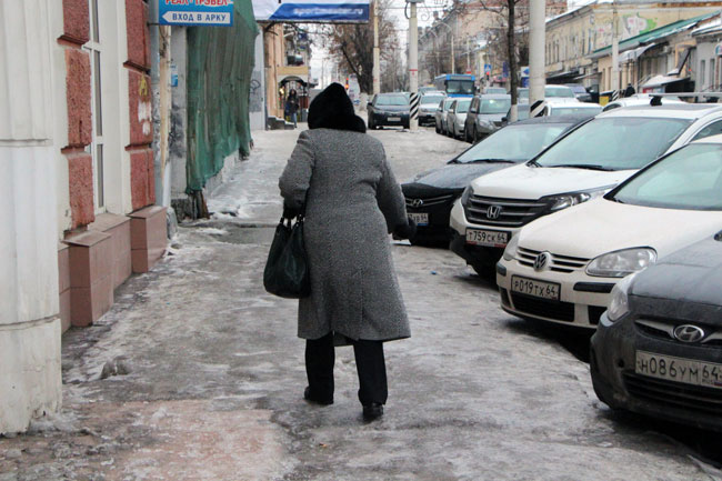 Тротуар у Саратовской облдумы покрыт ледяным накатом
