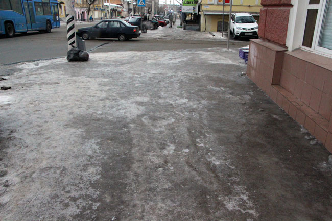 Тротуар у Саратовской облдумы покрыт ледяным накатом