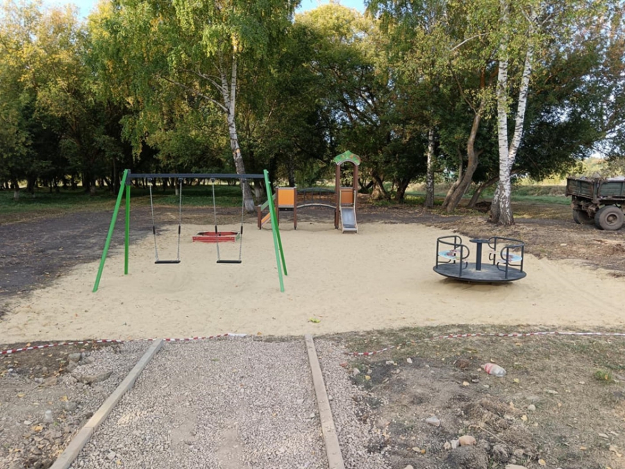 В Базарно-Карабулакском районе по инициативе сельчан благоустроили центральную площадь